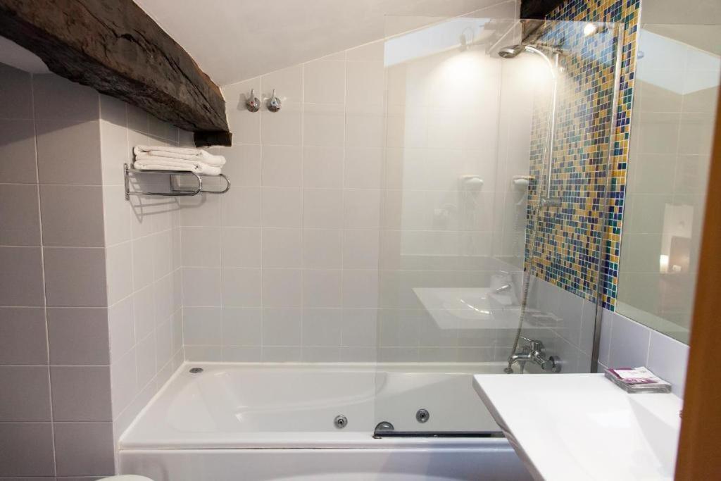 Gastro Hotel La Giraldilla Lierganes Room photo