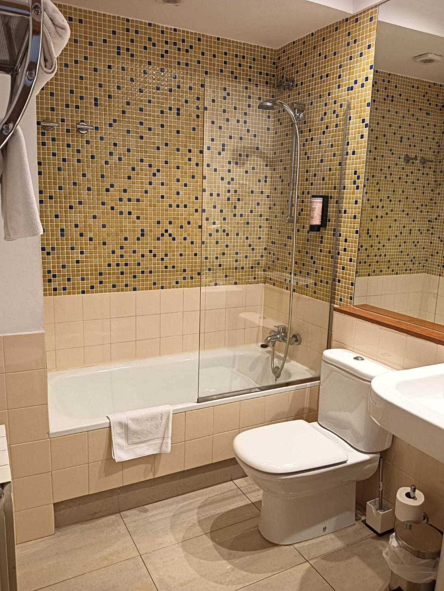 Gastro Hotel La Giraldilla Lierganes Room photo